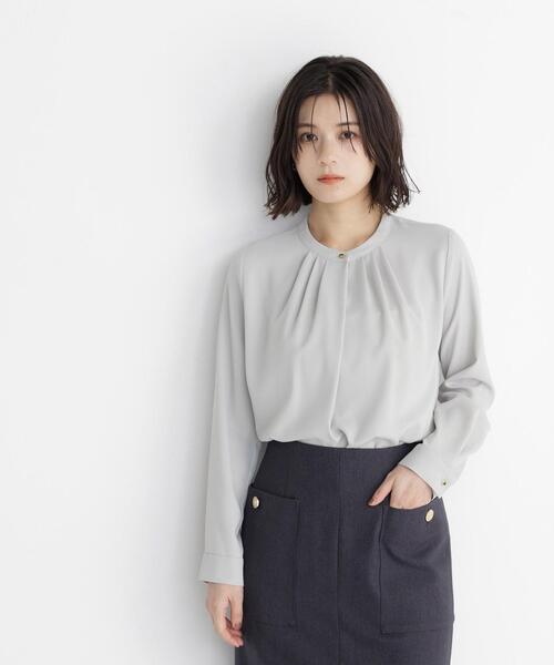 NATURAL BEAUTY BASIC(ナチュラルビューティーベーシック)の「フロントタックブラウス(シャツ/ブラウス・レディース・オフホワイト/ブルー/ライトグリーン/チャコールグレー・SMALL/MEDIUM)」の10枚目の写真