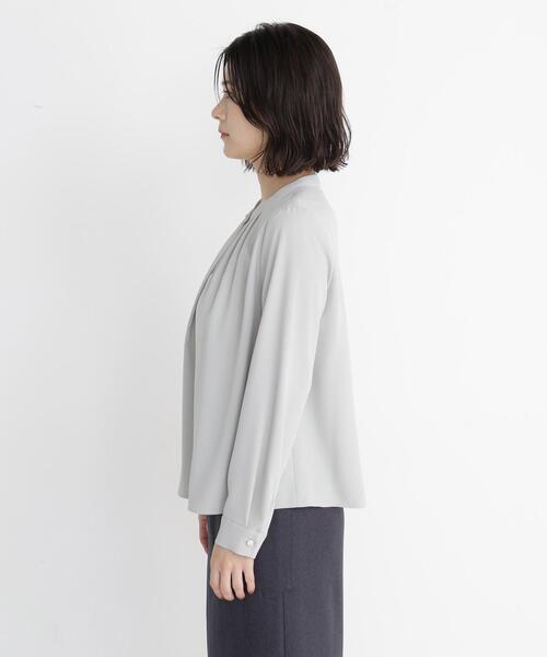 NATURAL BEAUTY BASIC(ナチュラルビューティーベーシック)の「フロントタックブラウス(シャツ/ブラウス・レディース・オフホワイト/ブルー/ライトグリーン/チャコールグレー・SMALL/MEDIUM)」の14枚目の写真