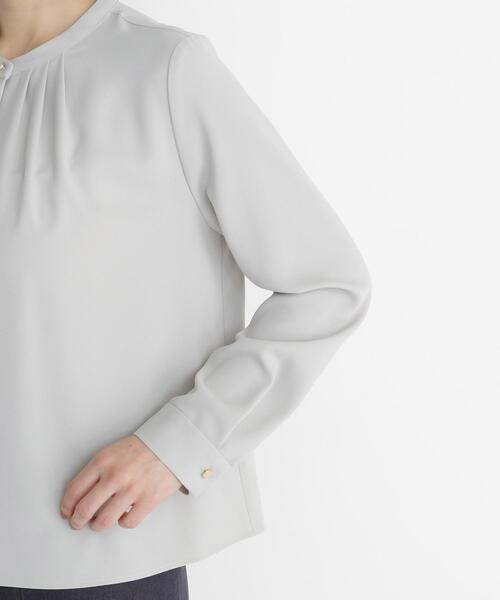 NATURAL BEAUTY BASIC(ナチュラルビューティーベーシック)の「フロントタックブラウス(シャツ/ブラウス・レディース・オフホワイト/ブルー/ライトグリーン/チャコールグレー・SMALL/MEDIUM)」の6枚目の写真