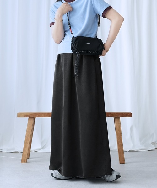 reca(レカ)の「シワ加工サテンセミフレアロングスカート(スカート・レディース・ブラック/ダークブラウン/キャメル・M)」の1枚目の写真