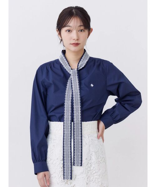POLO BCS(ポロ ビーシーエス)の「【POLOBCS】レースデザインボウタイブラウス(シャツ/ブラウス・レディース・ライトブルー/ネイビー/オフホワイト・MEDIUM)」の3枚目の写真