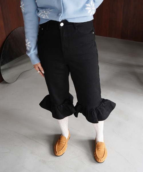SANSeLF(サンセルフ)の「【SANSeLF】フリルヘムクロップドデニムパンツ saw26a035(デニムパンツ・レディース・カーキ/ブラック・FREE)」の2枚目の写真
