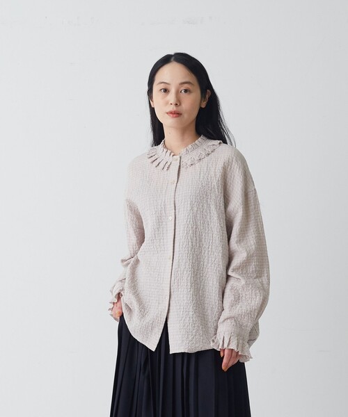 conges payes ADIEU TRISTESSE(コンジェ ペイエ アデュートリステス)の「タックカラーシャツ(シャツ/ブラウス・レディース・アイボリー/モカ/グレイッシュベージュ・38)」の8枚目の写真