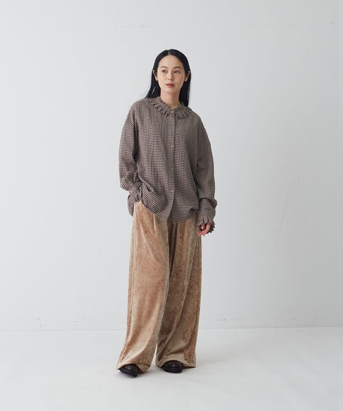 conges payes ADIEU TRISTESSE(コンジェ ペイエ アデュートリステス)の「タックカラーシャツ(シャツ/ブラウス・レディース・アイボリー/モカ/グレイッシュベージュ・38)」の13枚目の写真