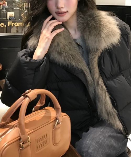 LUCPY(ラクピー)の「エコファー付きボリュームショート中綿ブルゾン(ブルゾン・レディース・ブラック/ホワイト・X-LARGE/LARGE/MEDIUM/SMALL)」の2枚目の写真