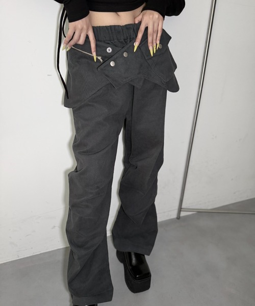 Y2K SYNAPSE FACTORY(ワイツーケー シナプスファクトリー)の「【ラップ】ピンタックパンツ(その他パンツ・レディース・ダークグレー・FREE)」の1枚目の写真