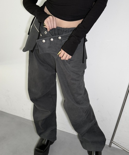 Y2K SYNAPSE FACTORY(ワイツーケー シナプスファクトリー)の「【ラップ】ピンタックパンツ(その他パンツ・レディース・ダークグレー・FREE)」の2枚目の写真