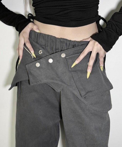 Y2K SYNAPSE FACTORY(ワイツーケー シナプスファクトリー)の「【ラップ】ピンタックパンツ(その他パンツ・レディース・ダークグレー・FREE)」の4枚目の写真