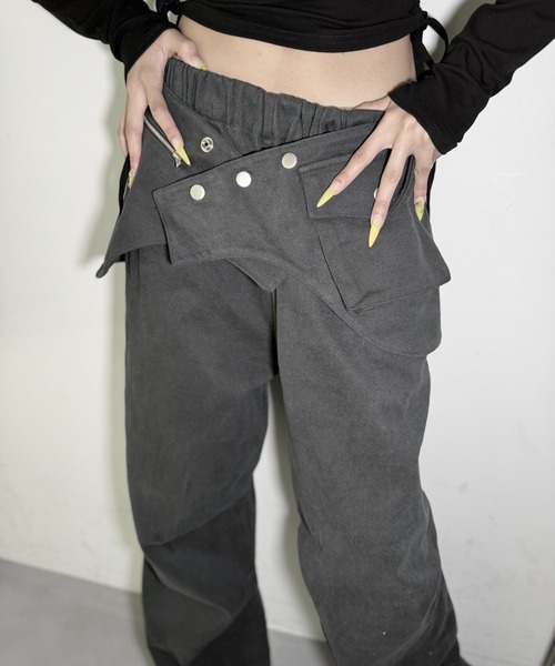Y2K SYNAPSE FACTORY(ワイツーケー シナプスファクトリー)の「【ラップ】ピンタックパンツ(その他パンツ・レディース・ダークグレー・FREE)」の5枚目の写真
