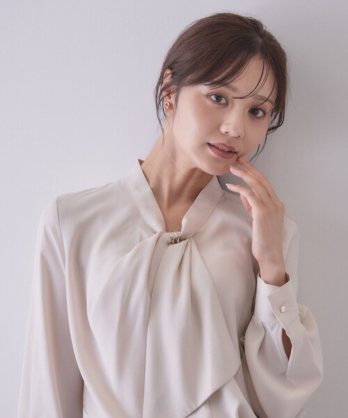 index(インデックス)の「ゴールドモチーフ付きボウタイブラウス【洗濯機OK/イージーアイロン】(シャツ/ブラウス・レディース・ブラック系/ナチュラル/ブラウン系その他/オフホワイト・34/36/38/40/42/44)」の13枚目の写真
