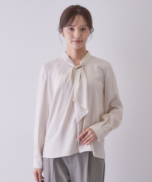 index(インデックス)の「ゴールドモチーフ付きボウタイブラウス【洗濯機OK/イージーアイロン】(シャツ/ブラウス・レディース・ブラック系/ナチュラル/ブラウン系その他/オフホワイト・34/36/38/40/42/44)」の21枚目の写真