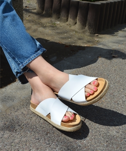 SHIPS for women(シップスフォーウィメン)の「nacer de pie:ビッグクロスサンダル◇(サンダル・レディース・ホワイト/シルバー・35/36/37/38)」の12枚目の写真