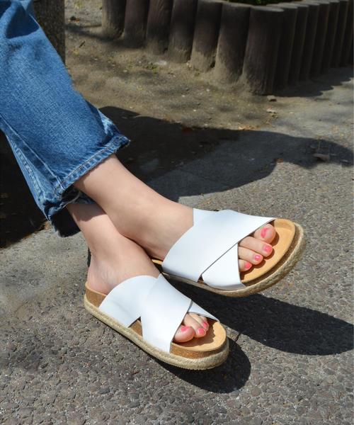 SHIPS for women(シップスフォーウィメン)の「nacer de pie:ビッグクロスサンダル◇(サンダル・レディース・ホワイト/シルバー・35/36/37/38)」の5枚目の写真