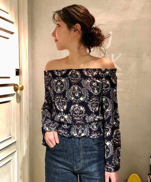 TODAYFUL（トゥデイフル）の「オフショルダーパターンブラウス（シャツ/ブラウス・レディース・カーキ/ネイビー・FREE）」の13枚目の写真