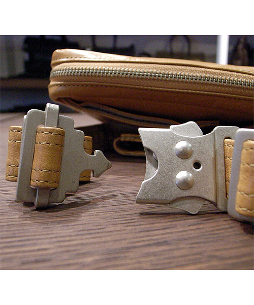 PORTER（ポーター）の「PORTER SQUARE WAIST POUCH <B印 YOSHIDA SELECT>（ボディバッグ/ウエストポーチ・メンズ・ブラウン系その他・ONE SIZE）」の8枚目の写真