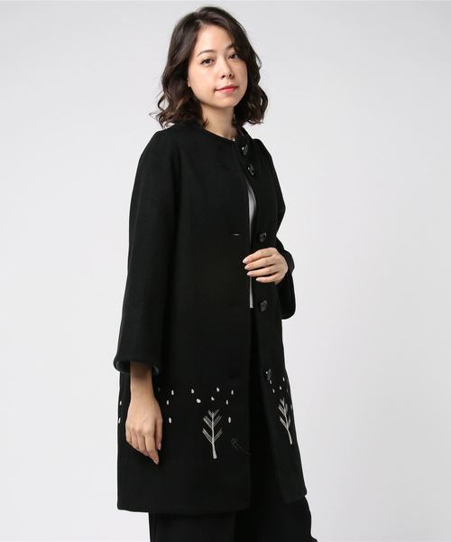 POU DOU DOU（プードゥドゥ）の「ボトルネック裾刺繍コクーンコート（その他アウター・レディース・ブラック/イエロー/グレー・3）」の2枚目の写真