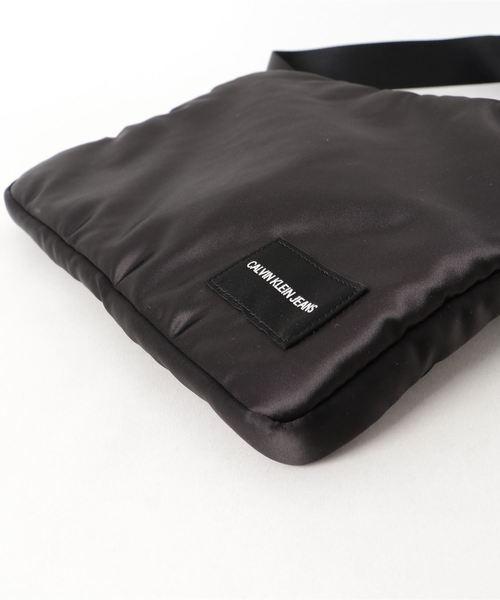 Calvin Klein Jeans Accessory（カルバン・クラインジーンズアクセサリー）の「フラット ボディ バッグ（ボディバッグ/ウエストポーチ・レディース・ブラック/ブルー・FREE）」の6枚目の写真