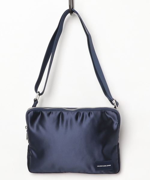 Calvin Klein Jeans Accessory（カルバン・クラインジーンズアクセサリー）の「フラット ボディ バッグ（ボディバッグ/ウエストポーチ・レディース・ブラック/ブルー・FREE）」の4枚目の写真