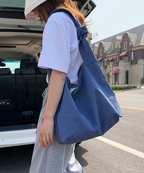 Anuenue（アヌエヌエ）の「ナイロンツイストショルダーバッグ（トートバッグ・レディース・ブラック/ベージュ/ブルー/グリーン・FREE）」の4枚目の写真