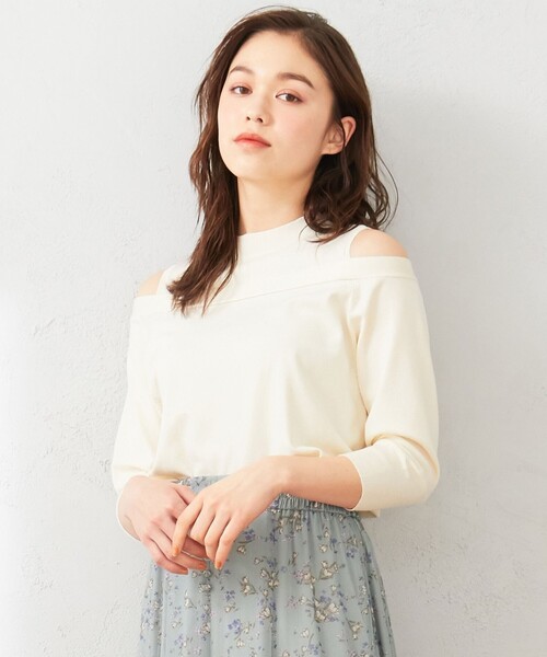 Feroux（フェルゥ）の「【洗える】カットオフショルダー ニット（ニット/セーター・レディース・ブラック系/アイボリー系/ライラック系・2）」の2枚目の写真