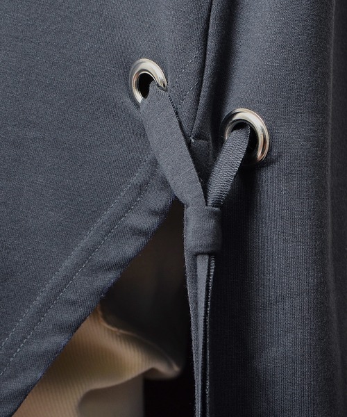 MinoriTY(マイノリティ)の「メンズ半袖アシメトリーロング丈鳩目サイドスリットビッグシルエットTシャツ(Tシャツ/カットソー・メンズ・ホワイト/チャコール・L/M)」の4枚目の写真