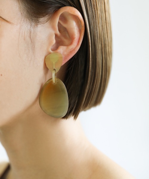 select MOCA（セレクトモカ）の「2021 AW マーブルドロッププレートイヤリング（イヤリング・レディース・ブラウン/ライトベージュ・FREE）」の2枚目の写真