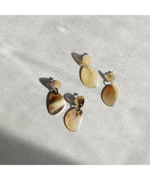 select MOCA（セレクトモカ）の「2021 AW マーブルドロッププレートイヤリング（イヤリング・レディース・ブラウン/ライトベージュ・FREE）」の3枚目の写真