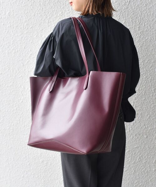 SHIPS（シップス）の「SHIPS:ユニセックス リサイクルレザー(再生革) トートバッグ（トートバッグ・メンズ・チャコールグレー/ブラック/オリーブ/ブルー/ワイン/キャメル・ONE SIZE）」の16枚目の写真