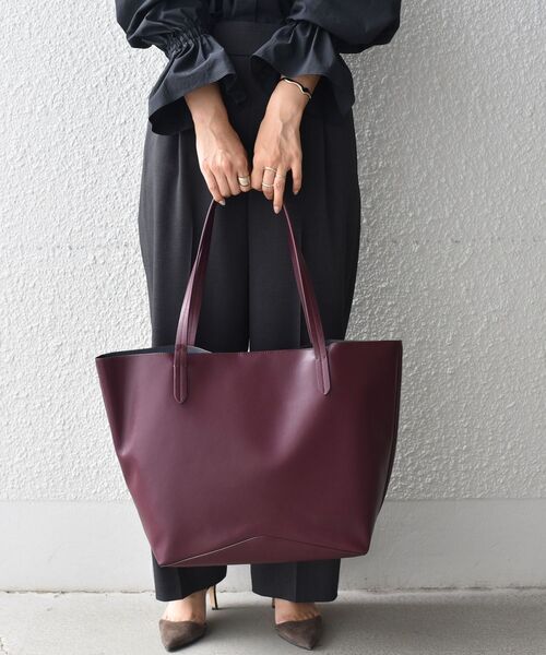 SHIPS（シップス）の「SHIPS:ユニセックス リサイクルレザー(再生革) トートバッグ（トートバッグ・メンズ・チャコールグレー/ブラック/オリーブ/ブルー/ワイン/キャメル・ONE SIZE）」の15枚目の写真