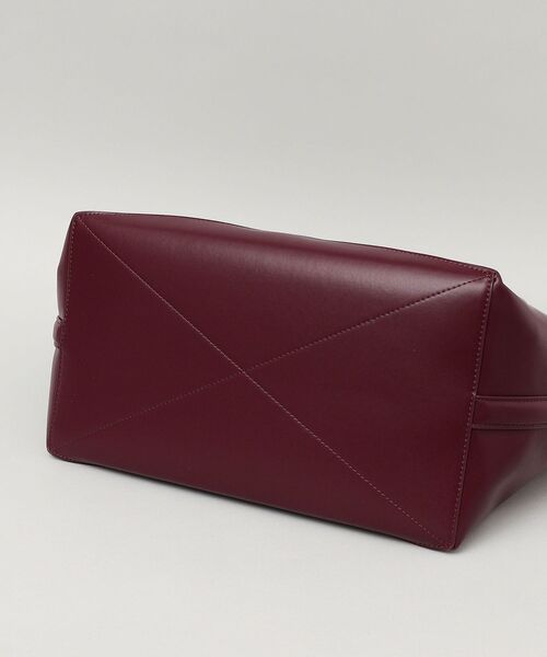 SHIPS（シップス）の「SHIPS:ユニセックス リサイクルレザー(再生革) トートバッグ（トートバッグ・メンズ・チャコールグレー/ブラック/オリーブ/ブルー/ワイン/キャメル・ONE SIZE）」の11枚目の写真