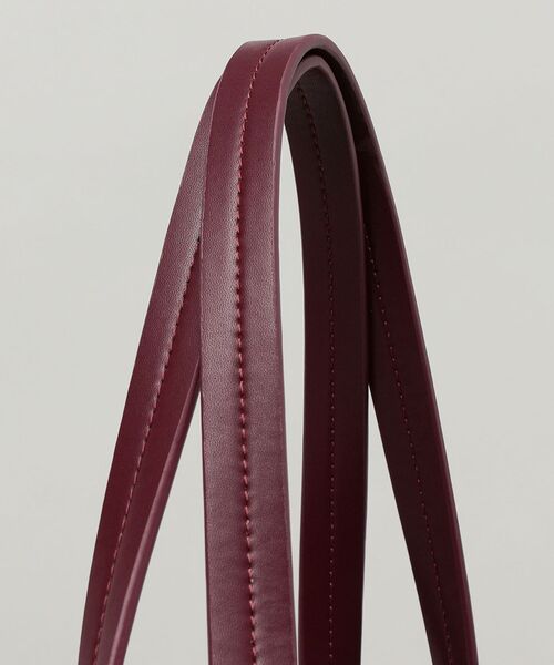 SHIPS（シップス）の「SHIPS:ユニセックス リサイクルレザー(再生革) トートバッグ（トートバッグ・メンズ・チャコールグレー/ブラック/オリーブ/ブルー/ワイン/キャメル・ONE SIZE）」の17枚目の写真