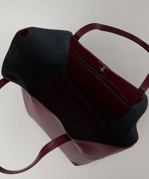 SHIPS（シップス）の「SHIPS:ユニセックス リサイクルレザー(再生革) トートバッグ（トートバッグ・メンズ・チャコールグレー/ブラック/オリーブ/ブルー/ワイン/キャメル・ONE SIZE）」の18枚目の写真