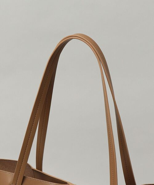 SHIPS（シップス）の「SHIPS:ユニセックス リサイクルレザー(再生革) トートバッグ（トートバッグ・メンズ・チャコールグレー/ブラック/オリーブ/ブルー/ワイン/キャメル・ONE SIZE）」の21枚目の写真