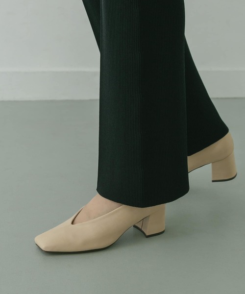 KBF+（ケービーエフプラス）の「KBF+　スクエアトゥパンプス∴（パンプス・レディース・ベージュ/グレー系その他・36/37）」の2枚目の写真
