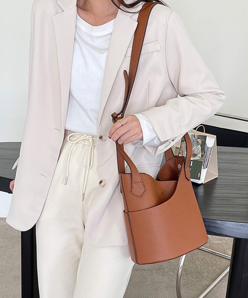 shopnikoniko（ショップニコニコ）の「2way合成皮革バケツバッグ（ハンドバッグ・レディース・ブラック/ブラウン/グレイッシュベージュ/ホワイト・フリー）」の3枚目の写真