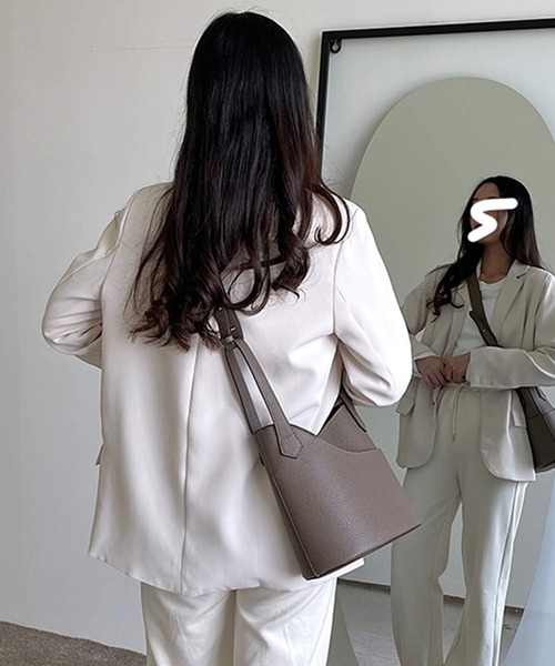 shopnikoniko（ショップニコニコ）の「2way合成皮革バケツバッグ（ハンドバッグ・レディース・ブラック/ブラウン/グレイッシュベージュ/ホワイト・フリー）」の5枚目の写真