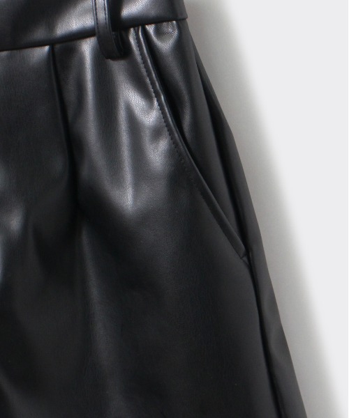 one way(ワンウェイ)の「【oneway jeans】フェイクレザーショーパン(その他パンツ・レディース・ブラック・FREE)」の7枚目の写真