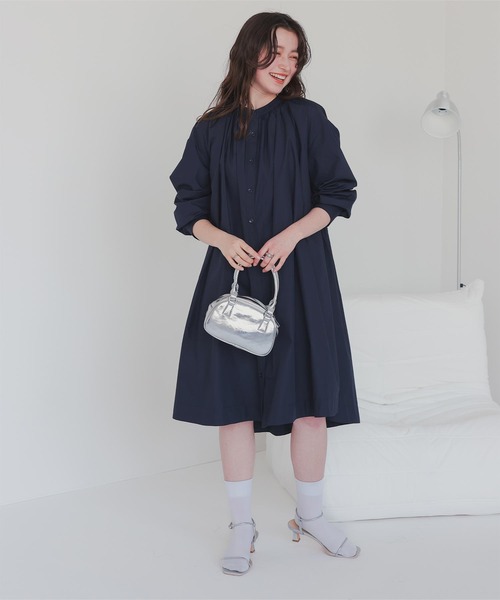 titivate（ティティベイト）の「バックシャーリングワンピース（シャツワンピース・レディース・オフホワイト/ライトグリーン/ブルー/ブラック/ネイビー・S/M/L）」の4枚目の写真