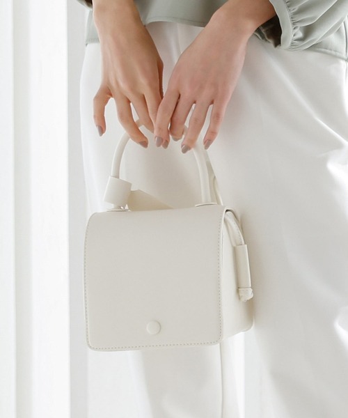KOBE LETTUCE（コウベレタス）の「ショルダーベルト付き2wayスクエアフラップハンドバッグ（ショルダーバッグ・レディース・ブラック/ベージュ/アイボリー/スモークピンク・FREE）」の2枚目の写真