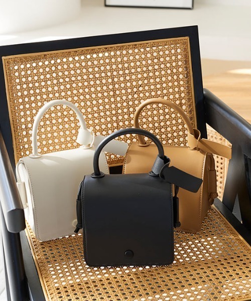 KOBE LETTUCE（コウベレタス）の「ショルダーベルト付き2wayスクエアフラップハンドバッグ（ショルダーバッグ・レディース・ブラック/ベージュ/アイボリー/スモークピンク・FREE）」の3枚目の写真