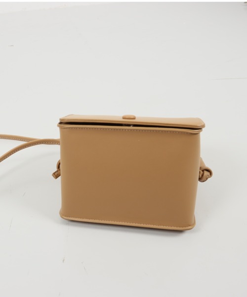 KOBE LETTUCE（コウベレタス）の「ショルダーベルト付き2wayスクエアフラップハンドバッグ（ショルダーバッグ・レディース・ブラック/ベージュ/アイボリー/スモークピンク・FREE）」の5枚目の写真