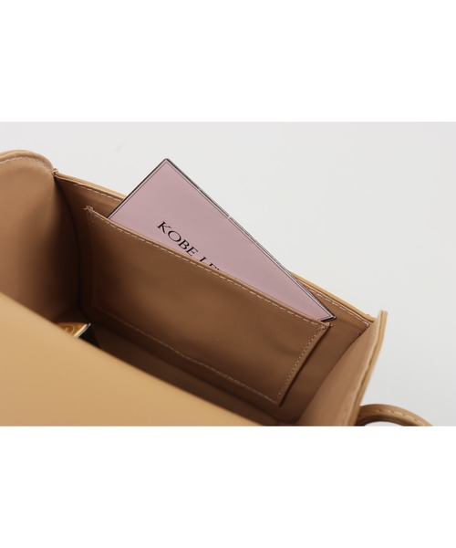 KOBE LETTUCE（コウベレタス）の「ショルダーベルト付き2wayスクエアフラップハンドバッグ（ショルダーバッグ・レディース・ブラック/ベージュ/アイボリー/スモークピンク・FREE）」の9枚目の写真