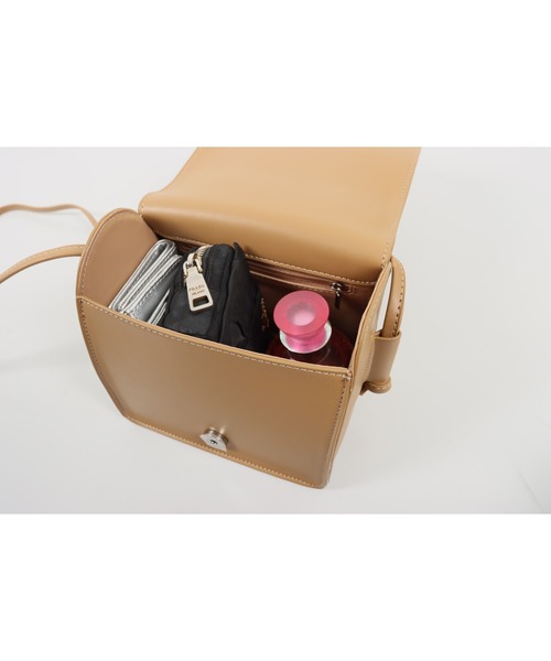 KOBE LETTUCE（コウベレタス）の「ショルダーベルト付き2wayスクエアフラップハンドバッグ（ショルダーバッグ・レディース・ブラック/ベージュ/アイボリー/スモークピンク・FREE）」の10枚目の写真