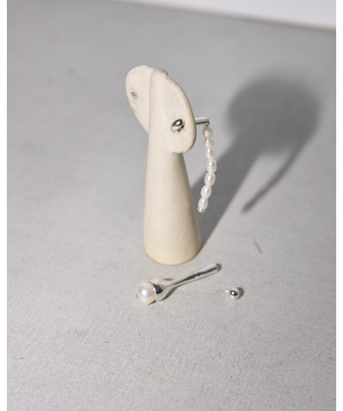 TODAYFUL(トゥデイフル)の「アシンメトリーパールピアス(ピアス(両耳用)・レディース・シルバー/ゴールド・FREE)」の4枚目の写真