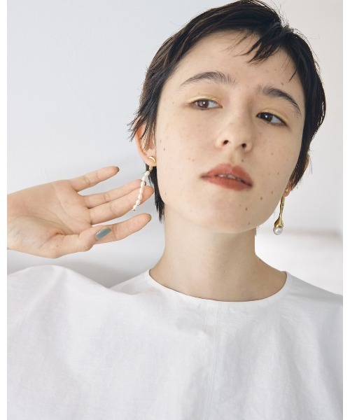 TODAYFUL(トゥデイフル)の「アシンメトリーパールピアス(ピアス(両耳用)・レディース・シルバー/ゴールド・FREE)」の5枚目の写真