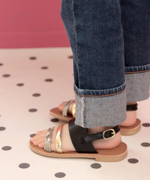 SOROTTO(ソロット)の「【ママとお揃い】3連ストラップのフラットサンダル(サンダル・キッズ・ホワイト/ブラウン/ブラック・17.0cm/22.0cm/19.0cm/20.0cm/18.0cm/21.0cm/16.0cm)」の2枚目の写真