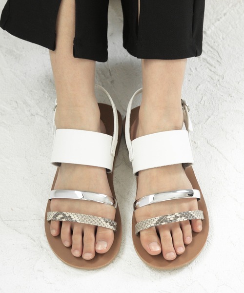 SOROTTO(ソロット)の「【ママとお揃い】3連ストラップのフラットサンダル(サンダル・キッズ・ホワイト/ブラウン/ブラック・17.0cm/22.0cm/19.0cm/20.0cm/18.0cm/21.0cm/16.0cm)」の11枚目の写真