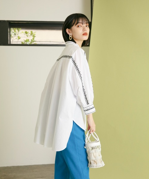 Eimee Law（エイミーロウ）の「トリミング刺繍ドルマンシャツ（シャツ/ブラウス・レディース・オフホワイト/ダークネイビー/黄緑系・38）」の14枚目の写真