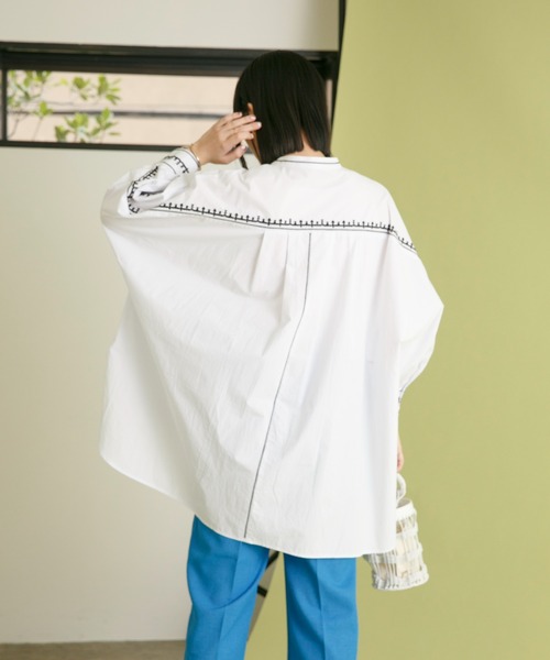 Eimee Law（エイミーロウ）の「トリミング刺繍ドルマンシャツ（シャツ/ブラウス・レディース・オフホワイト/ダークネイビー/黄緑系・38）」の15枚目の写真