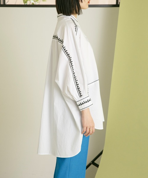 Eimee Law（エイミーロウ）の「トリミング刺繍ドルマンシャツ（シャツ/ブラウス・レディース・オフホワイト/ダークネイビー/黄緑系・38）」の4枚目の写真